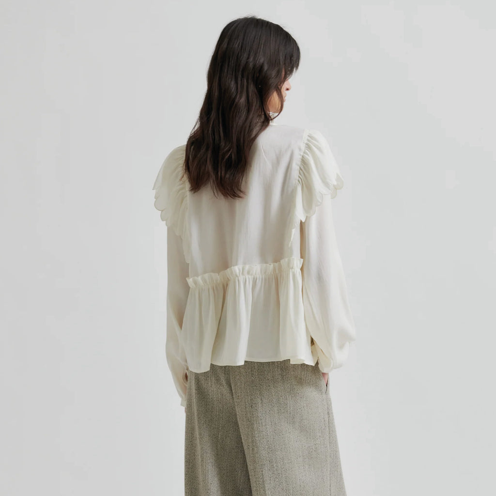 Tofu cream frilled long-sleeved blouse with round neck with frill trim and keyhole opening with button fastening.
Second Female Tofu Terra Frill Blouse - Jo And Co Second Female Tofu Terra Frill Blouse - Second Female