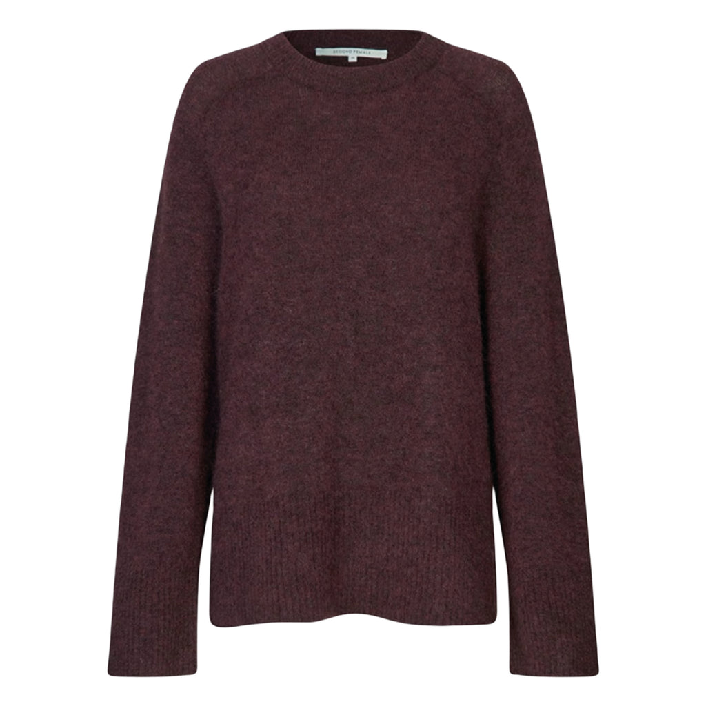 Purple brown pullover with round neckline and raglan sleeves. Wide sleeves and cuffs.
Second Female Sassafras Raglan Brookline Knit - Jo And Co Second Female Sassafras Raglan Brookline Knit - Second Female