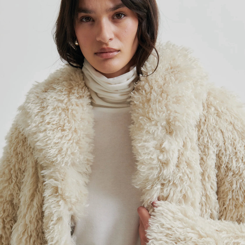 Second Female shaggy jacket with concealed hook and eye fastening at the front and two concealed pockets.
Second Female Tofu Ophie Jacket - Jo And Co Second Female Tofu Ophie Jacket - Second Female