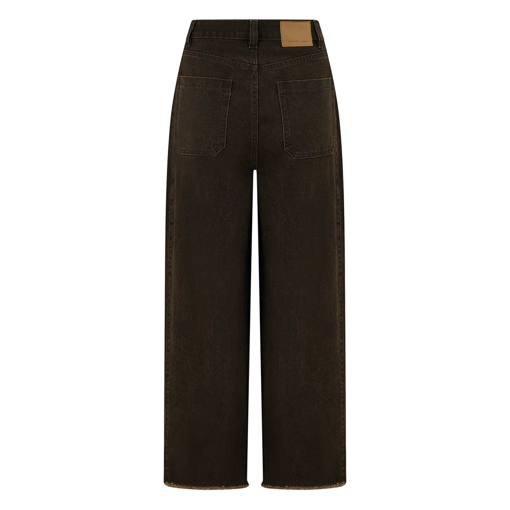 Carpenter style dark brown jeans with a super high-rise and frayed hem.
Seventy + Mochi Cacao Bo Jeans - Jo And Co Seventy + Mochi Cacao Bo Jeans - Seventy + Mochi