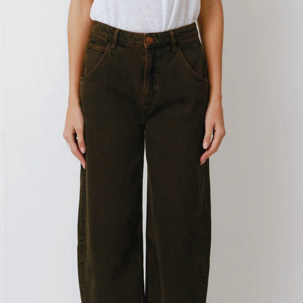 Carpenter style dark brown jeans with a super high-rise and frayed hem.
Seventy + Mochi Cacao Bo Jeans - Jo And Co Seventy + Mochi Cacao Bo Jeans - Seventy + Mochi