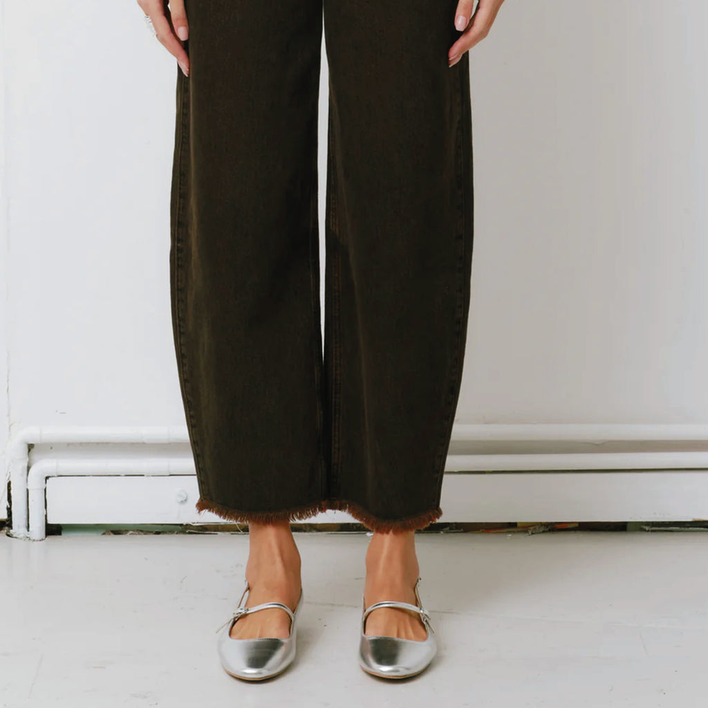 Carpenter style dark brown jeans with a super high-rise and frayed hem.
Seventy + Mochi Cacao Bo Jeans - Jo And Co Seventy + Mochi Cacao Bo Jeans - Seventy + Mochi