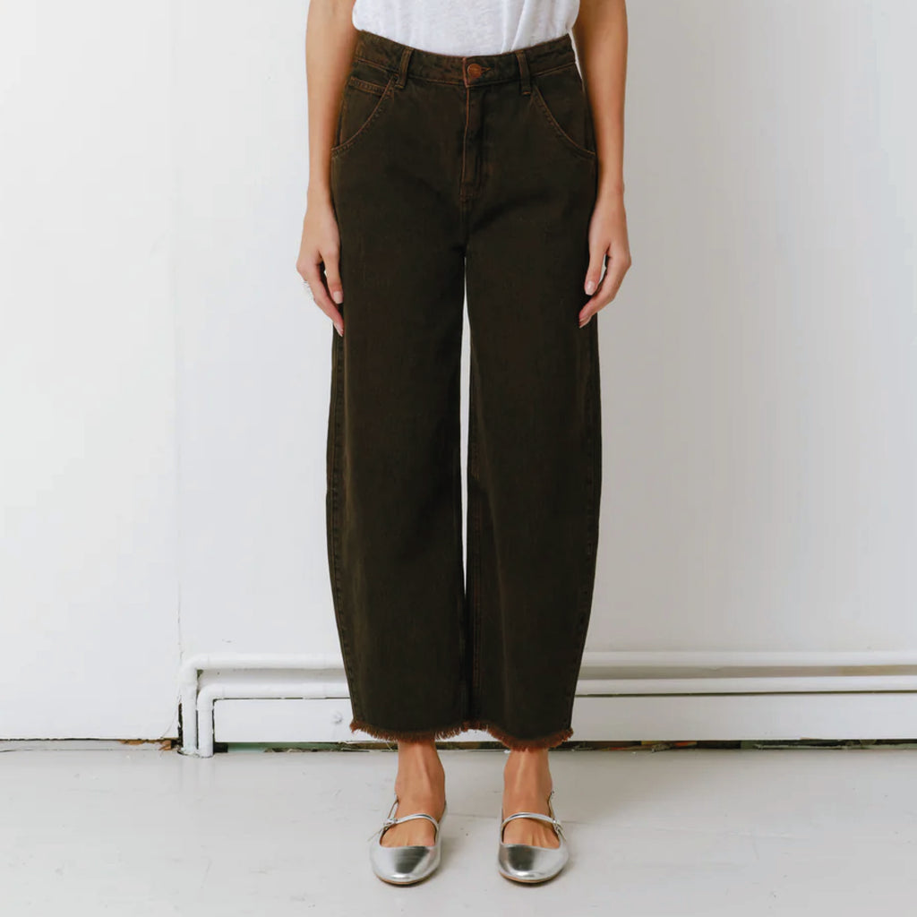 Carpenter style dark brown jeans with a super high-rise and frayed hem.
Seventy + Mochi Cacao Bo Jeans - Jo And Co Seventy + Mochi Cacao Bo Jeans - Seventy + Mochi