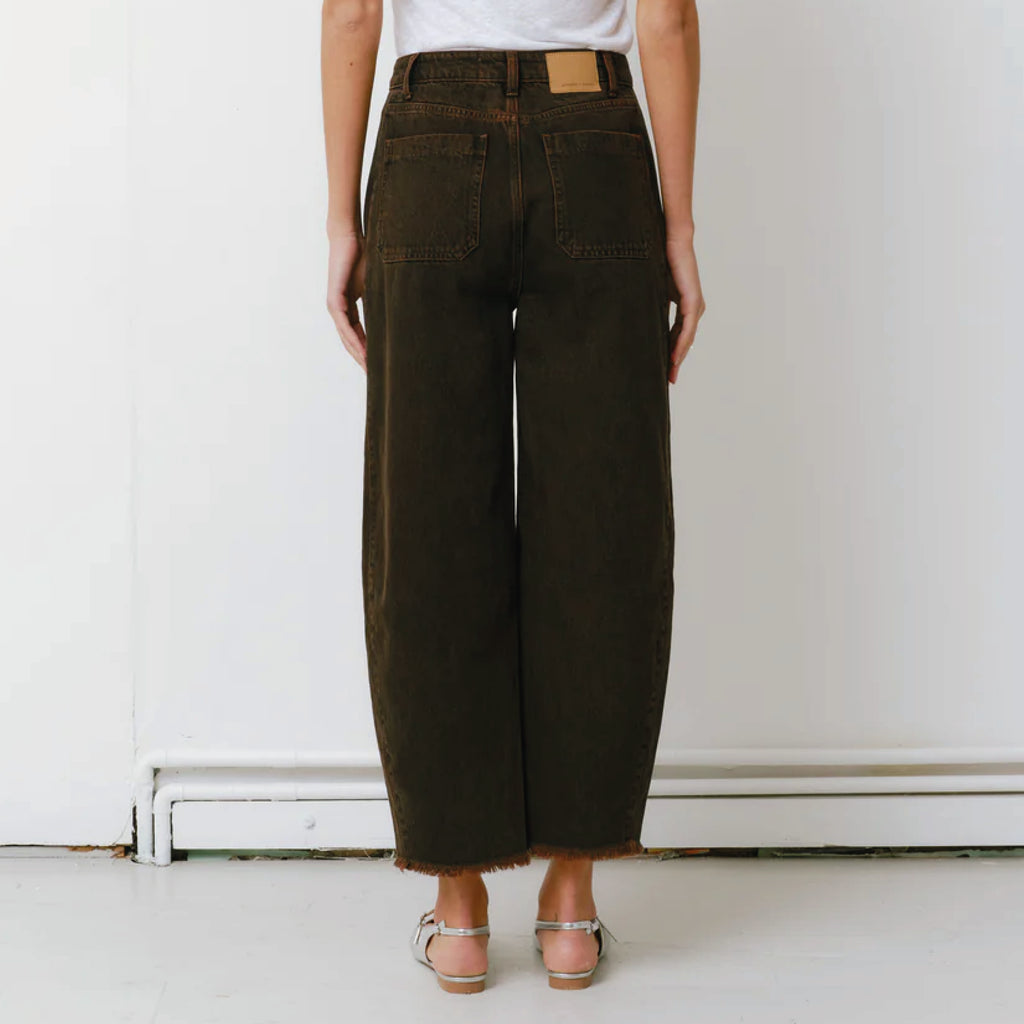 Carpenter style dark brown jeans with a super high-rise and frayed hem.
Seventy + Mochi Cacao Bo Jeans - Jo And Co Seventy + Mochi Cacao Bo Jeans - Seventy + Mochi