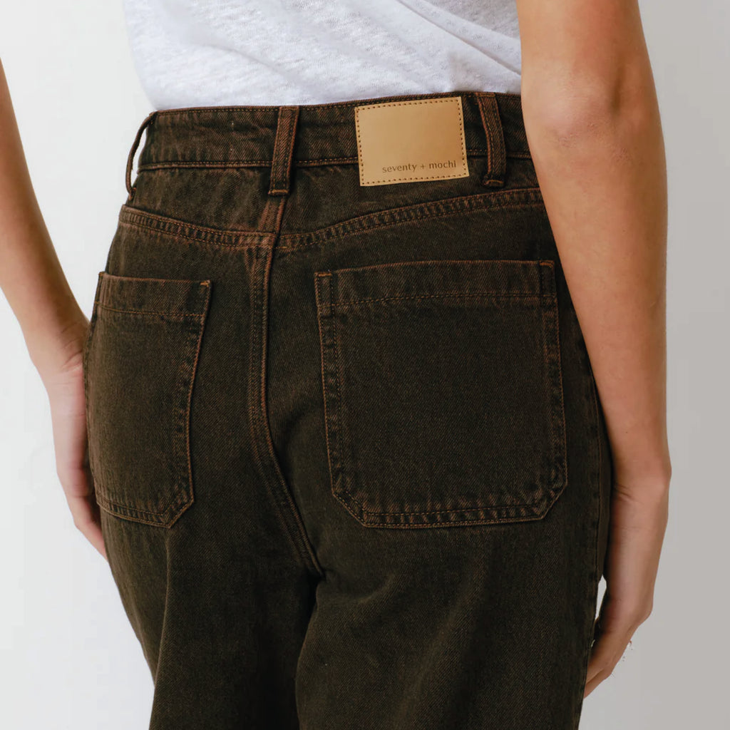 Carpenter style dark brown jeans with a super high-rise and frayed hem.
Seventy + Mochi Cacao Bo Jeans - Jo And Co Seventy + Mochi Cacao Bo Jeans - Seventy + Mochi