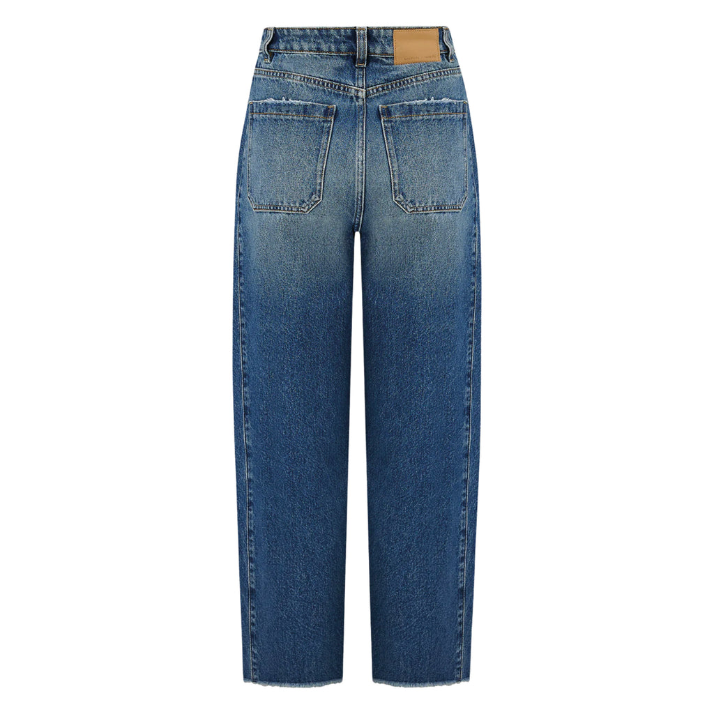 Carpenter style blue wash jeans with a super high-rise and frayed hem.
Seventy + Mochi Phoenix Bo Jeans - Jo And Co Seventy + Mochi Phoenix Bo Jeans - Seventy + Mochi