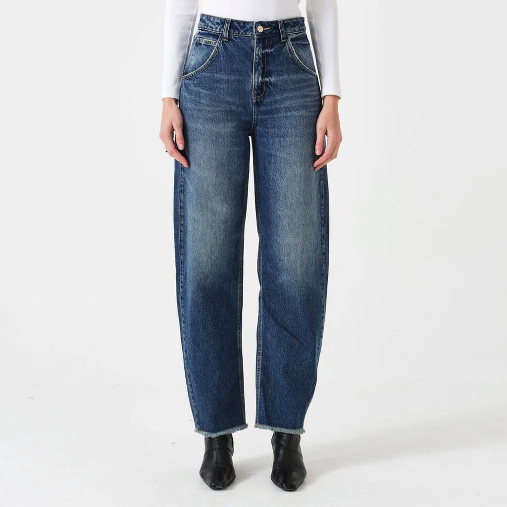 Carpenter style blue wash jeans with a super high-rise and frayed hem.
Seventy + Mochi Phoenix Bo Jeans - Jo And Co Seventy + Mochi Phoenix Bo Jeans - Seventy + Mochi