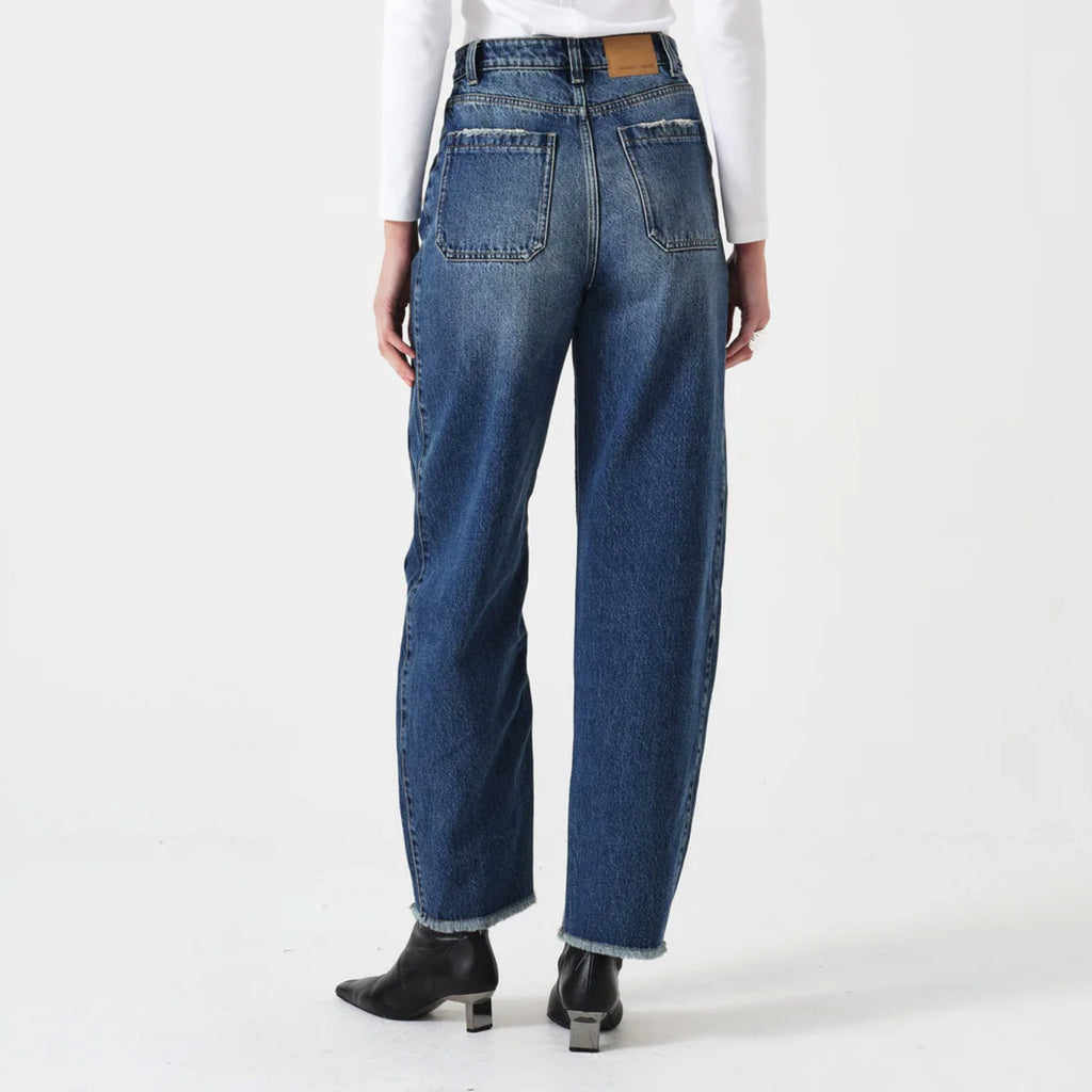 Carpenter style blue wash jeans with a super high-rise and frayed hem.
Seventy + Mochi Phoenix Bo Jeans - Jo And Co Seventy + Mochi Phoenix Bo Jeans - Seventy + Mochi