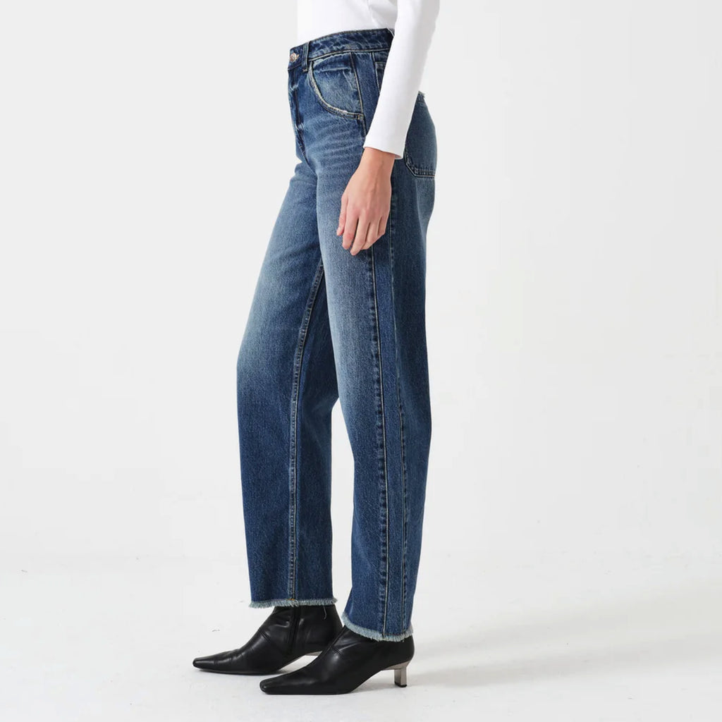 Carpenter style blue wash jeans with a super high-rise and frayed hem.
Seventy + Mochi Phoenix Bo Jeans - Jo And Co Seventy + Mochi Phoenix Bo Jeans - Seventy + Mochi