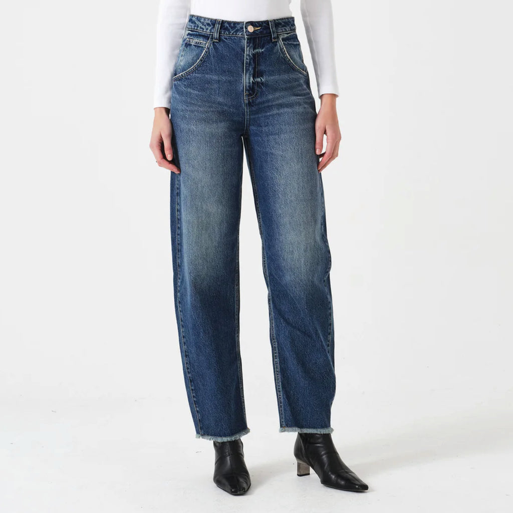 Carpenter style blue wash jeans with a super high-rise and frayed hem.
Seventy + Mochi Phoenix Bo Jeans - Jo And Co Seventy + Mochi Phoenix Bo Jeans - Seventy + Mochi