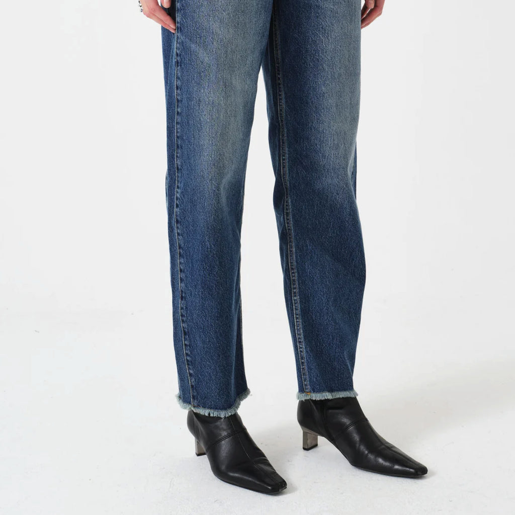 Carpenter style blue wash jeans with a super high-rise and frayed hem.
Seventy + Mochi Phoenix Bo Jeans - Jo And Co Seventy + Mochi Phoenix Bo Jeans - Seventy + Mochi