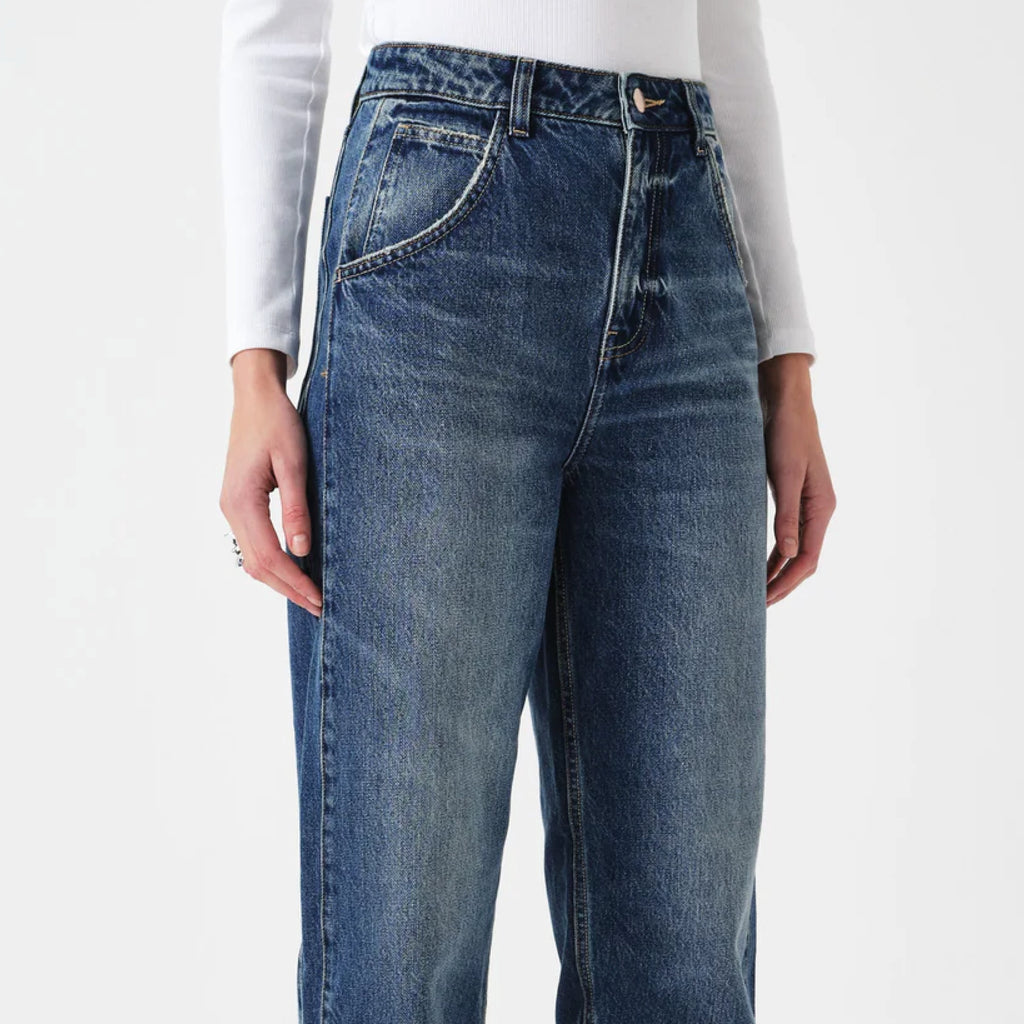 Carpenter style blue wash jeans with a super high-rise and frayed hem.
Seventy + Mochi Phoenix Bo Jeans - Jo And Co Seventy + Mochi Phoenix Bo Jeans - Seventy + Mochi