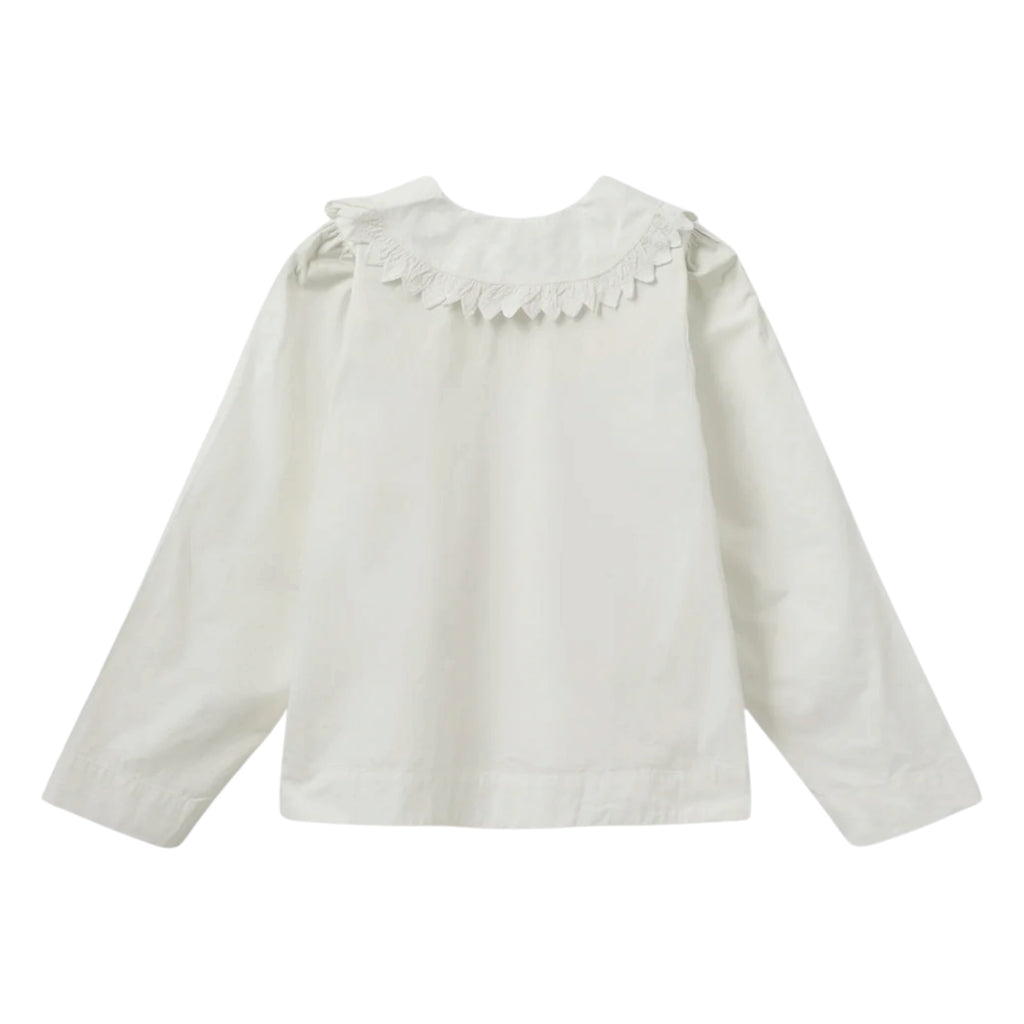 White shirt with short boxy fit, puff sleeves and Peter Pan collar with embroidered frill edge.
Sofie Schnoor Cream Manon Shirt - Jo And Co Sofie Schnoor Cream Manon Shirt - Sofie Schnoor