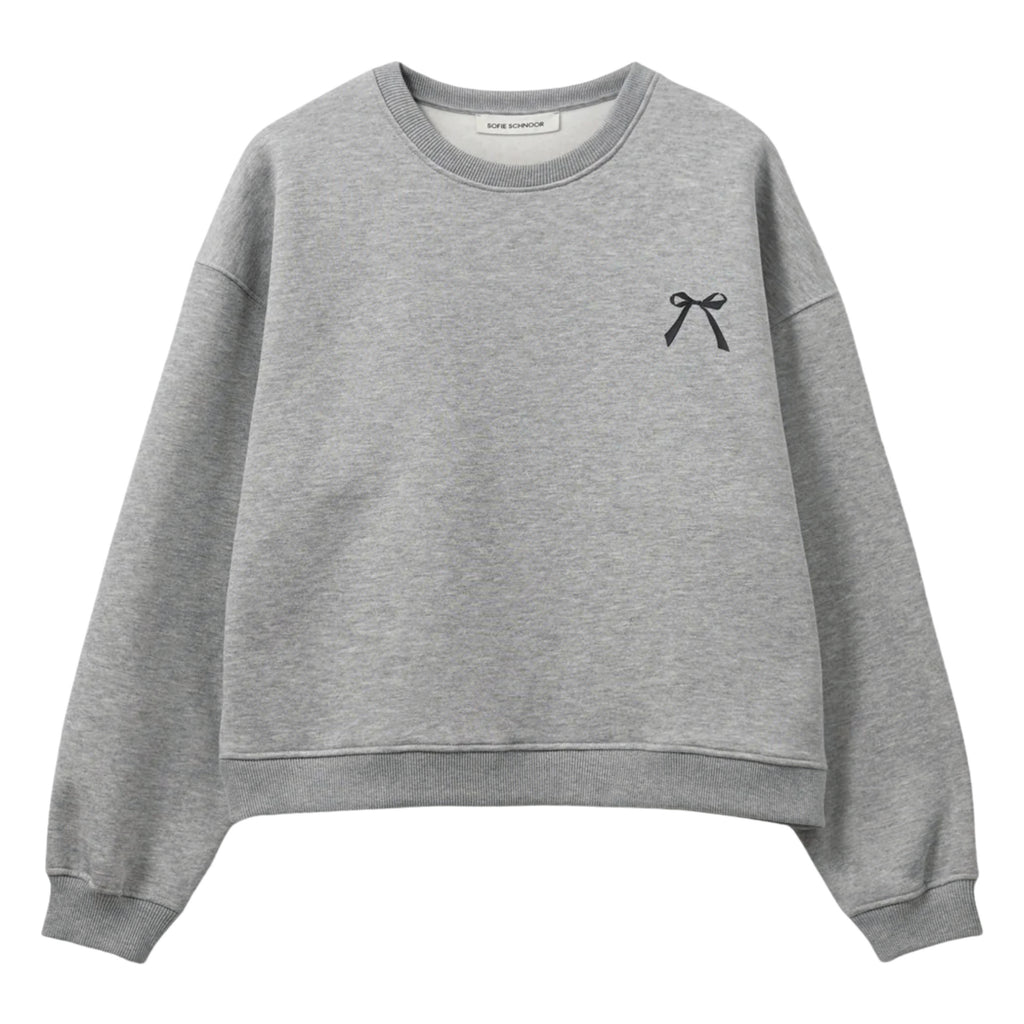 Grey melange sweatshirt with round neck and rib edges, bow print on the front chest and "Trés Manifique" text on the back.
Sofie Schnoor Grey Melange Eli Sweatshirt - Jo And Co Sofie Schnoor Grey Melange Eli Sweatshirt - Sofie Schnoor