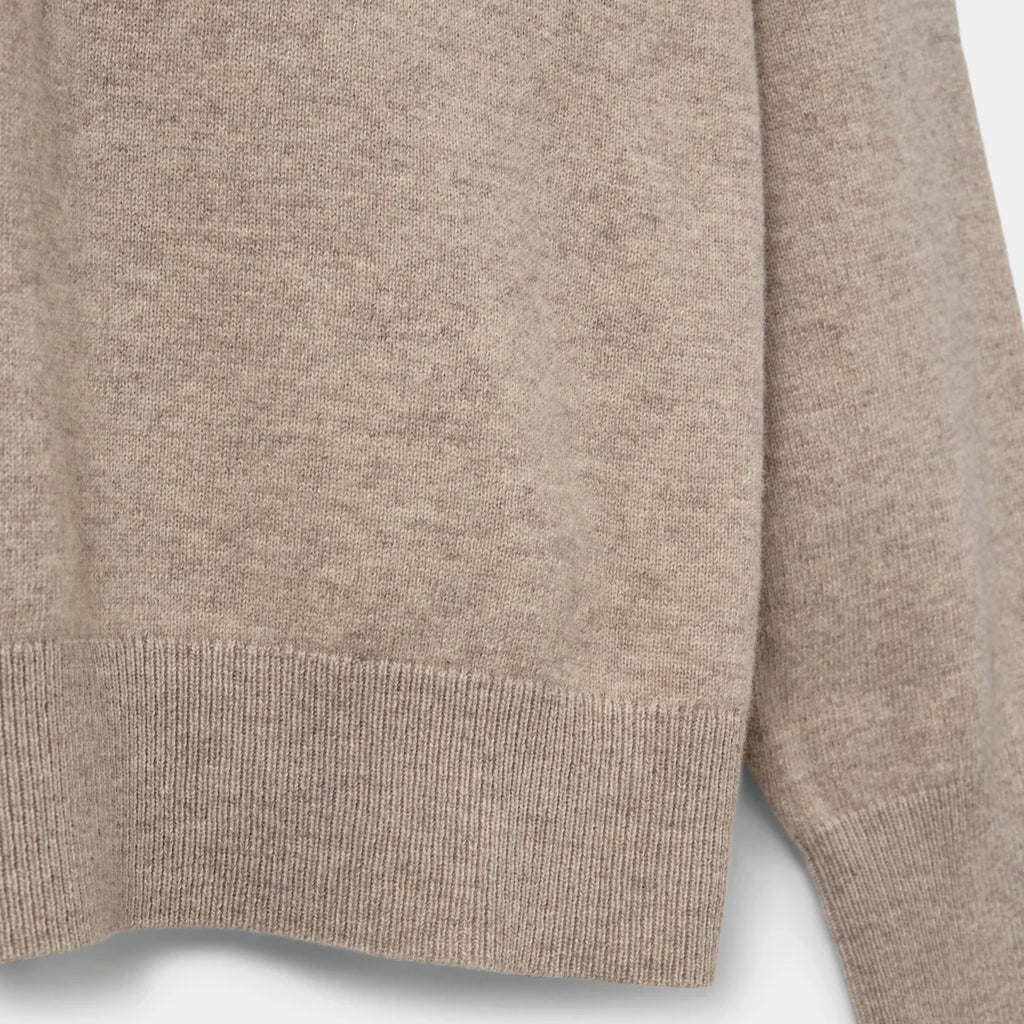 Brown melange sweater with long raglan sleeves, round neckline, ribbed trims and relaxed fit.
Sofie Schnoor Brown Melange Delia Knit - Jo And Co Sofie Schnoor Brown Melange Delia Knit - Sofie Schnoor