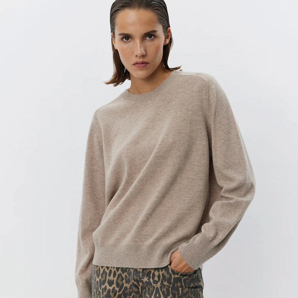 Brown melange sweater with long raglan sleeves, round neckline, ribbed trims and relaxed fit.
Sofie Schnoor Brown Melange Delia Knit - Jo And Co Sofie Schnoor Brown Melange Delia Knit - Sofie Schnoor