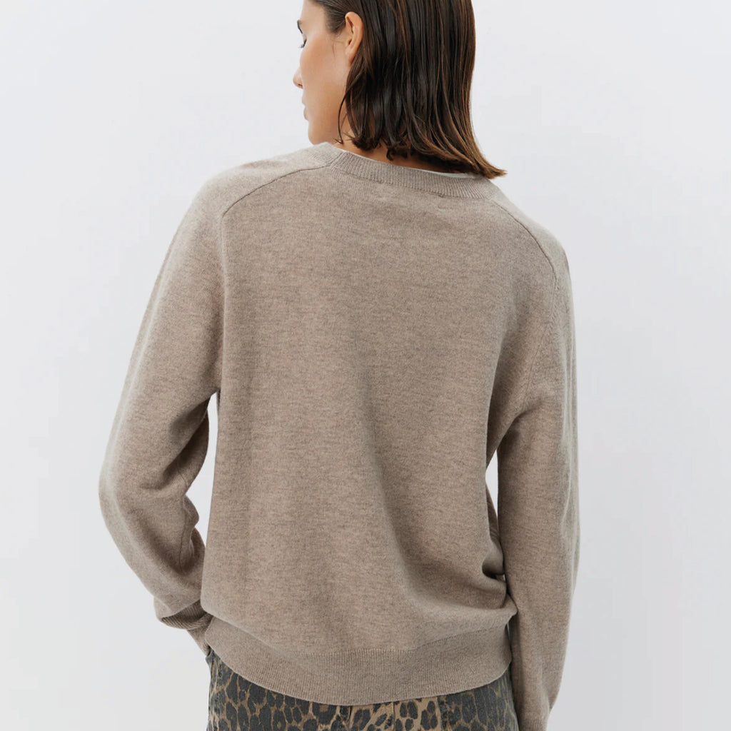 Brown melange sweater with long raglan sleeves, round neckline, ribbed trims and relaxed fit.
Sofie Schnoor Brown Melange Delia Knit - Jo And Co Sofie Schnoor Brown Melange Delia Knit - Sofie Schnoor