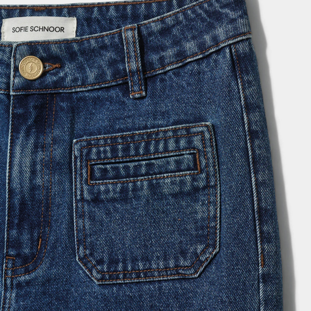 Denim blue jeans with high waist, wide leg and front pockets.
Sofie Schnoor Denim Blue Noel Jeans - Jo And Co Sofie Schnoor Denim Blue Noel Jeans - Sofie Schnoor