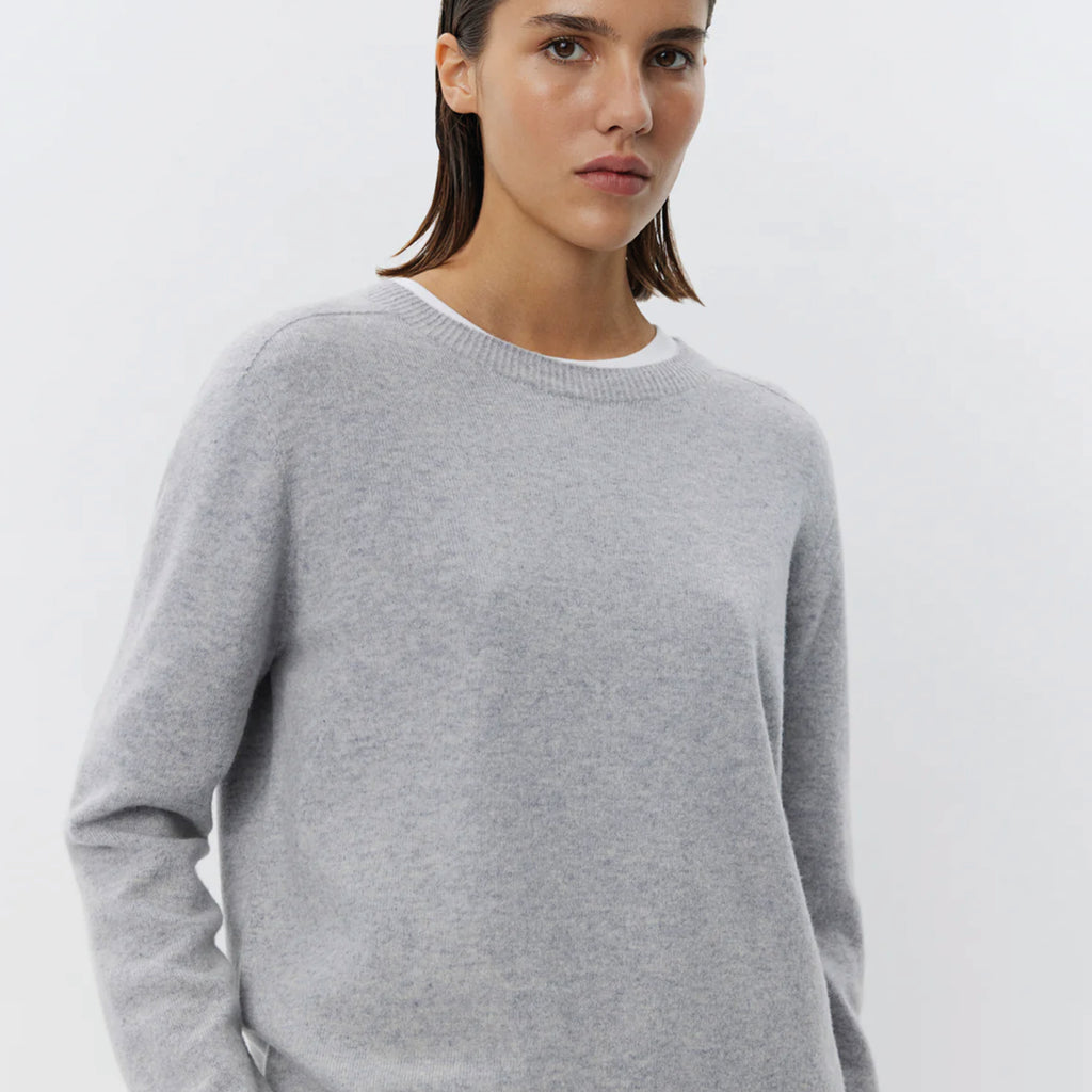 Grey melange sweater with long raglan sleeves, round neckline, ribbed trims and relaxed fit.
Sofie Schnoor Grey Melange Delia Knit - Jo And Co Sofie Schnoor Grey Melange Delia Knit - Sofie Schnoor