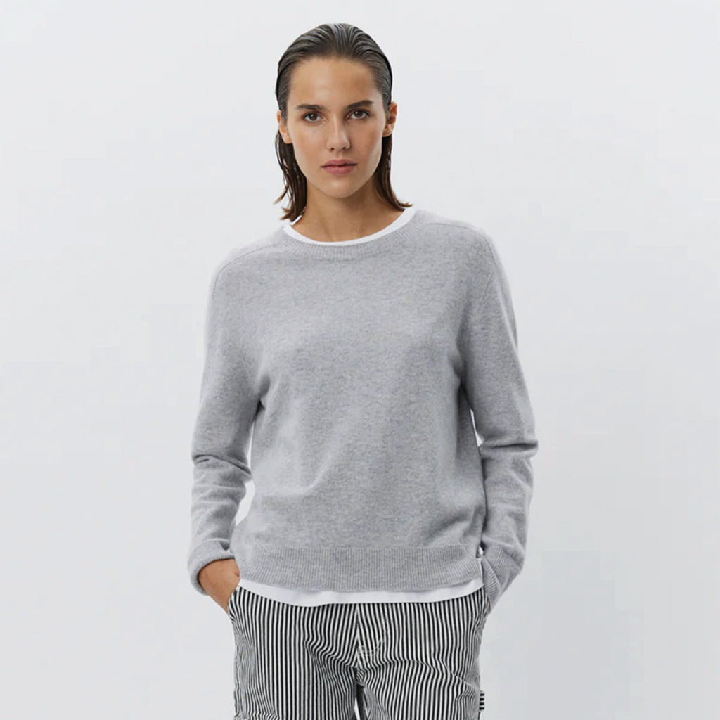 Grey melange sweater with long raglan sleeves, round neckline, ribbed trims and relaxed fit.
Sofie Schnoor Grey Melange Delia Knit - Jo And Co Sofie Schnoor Grey Melange Delia Knit - Sofie Schnoor