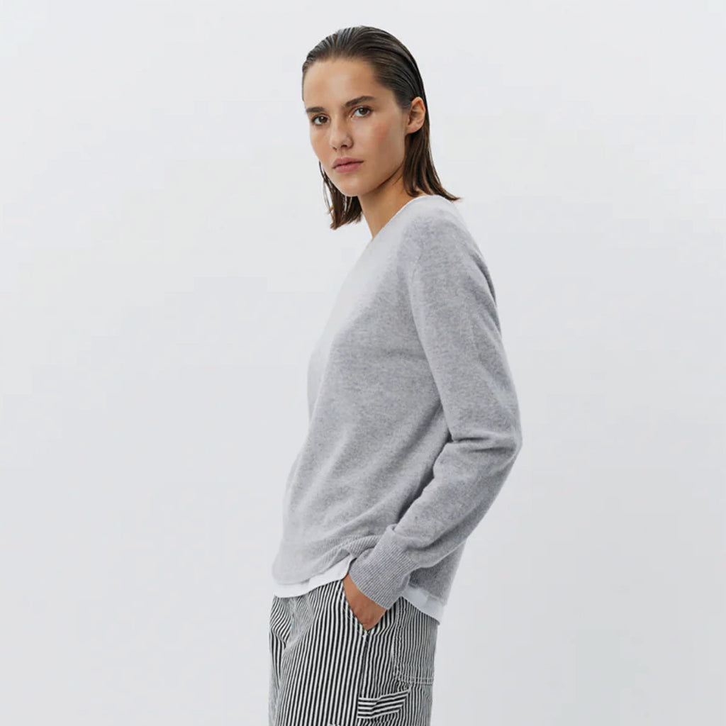 Grey melange sweater with long raglan sleeves, round neckline, ribbed trims and relaxed fit.
Sofie Schnoor Grey Melange Delia Knit - Jo And Co Sofie Schnoor Grey Melange Delia Knit - Sofie Schnoor
