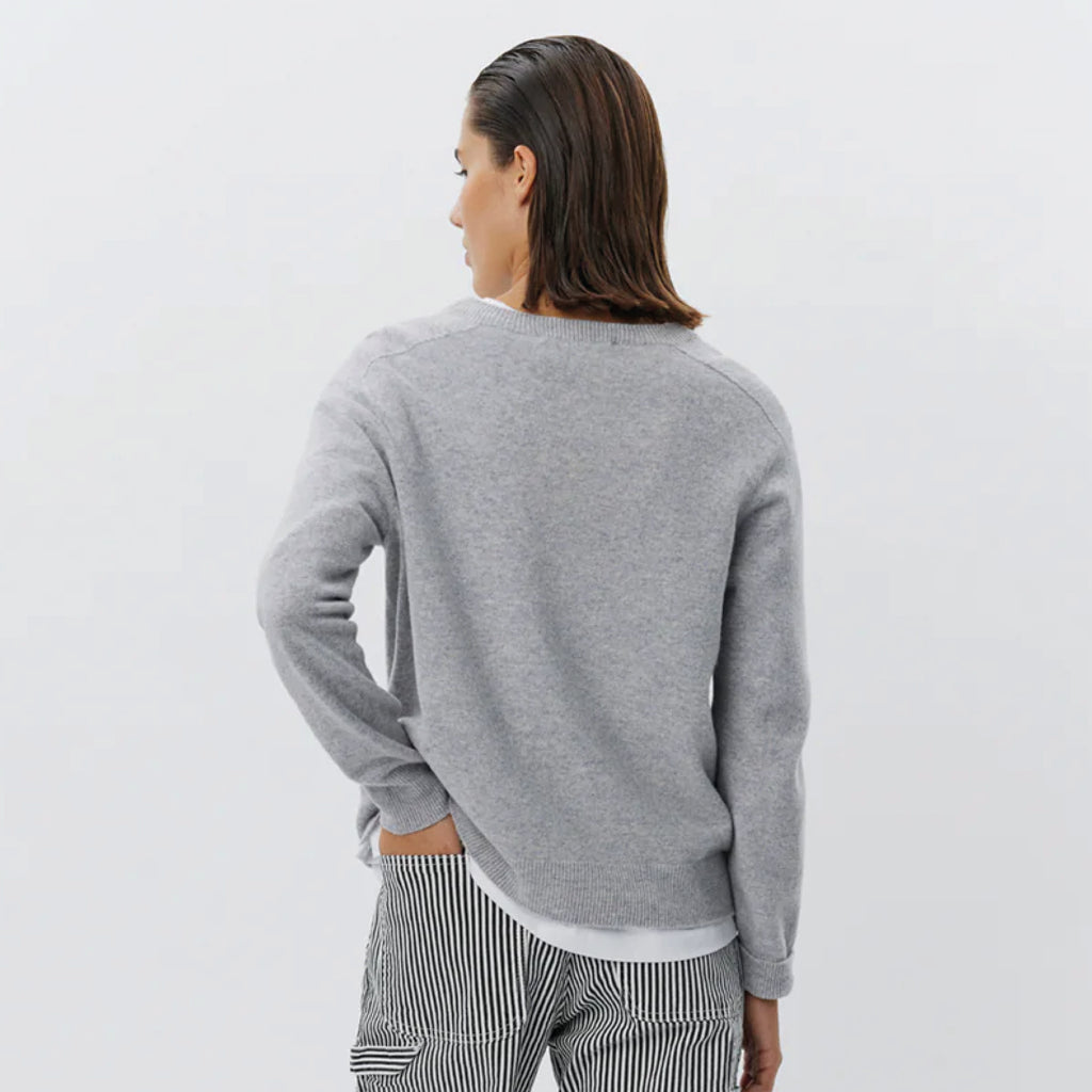 Grey melange sweater with long raglan sleeves, round neckline, ribbed trims and relaxed fit.
Sofie Schnoor Grey Melange Delia Knit - Jo And Co Sofie Schnoor Grey Melange Delia Knit - Sofie Schnoor