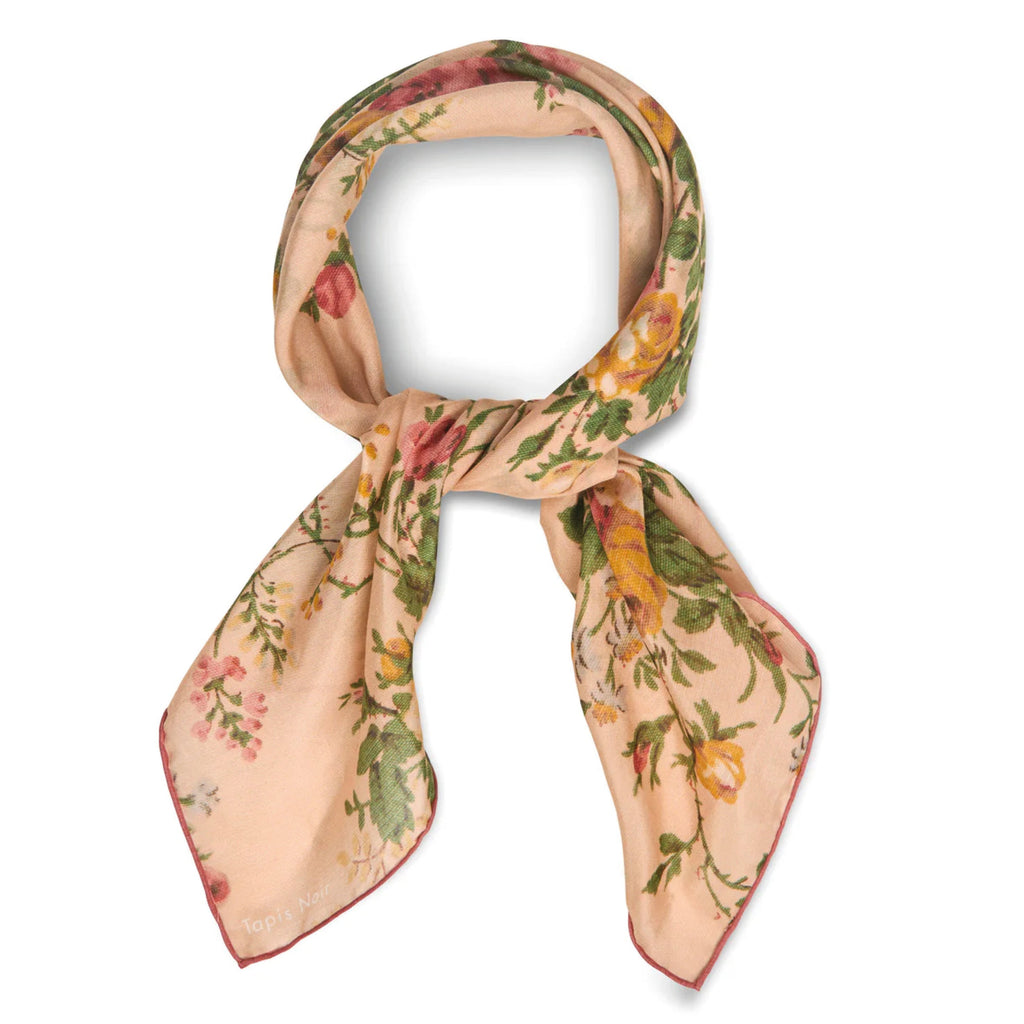 Floral patterned scarf in cotton silk blend.
Tapis Noir Light Dawn Soft Pink Scarf - Jo And Co Tapis Noir Light Dawn Soft Pink Scarf - Tapis Noir