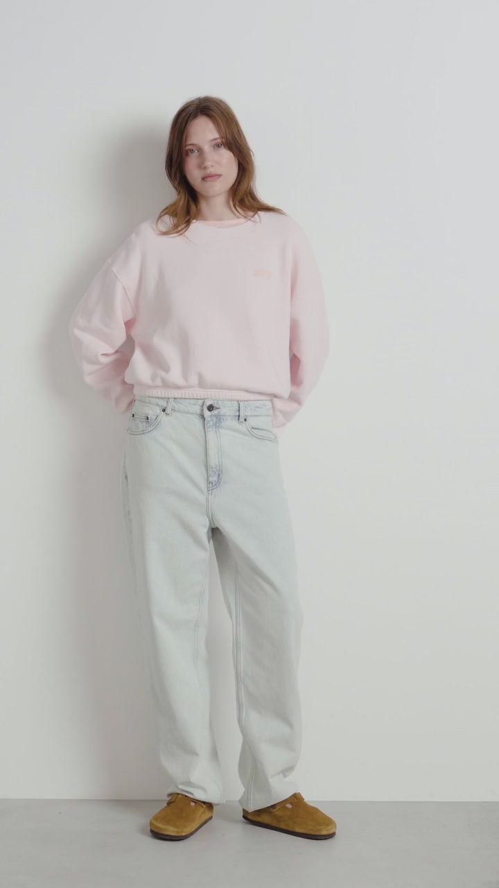 Light pink cropped puffball sweatshirt with long sleeves and "American Vintage" logo print.
American Vintage Vintage Candy Izubird Sweatshirt - Jo And Co American Vintage Vintage Candy Izubird Sweatshirt - American Vintage