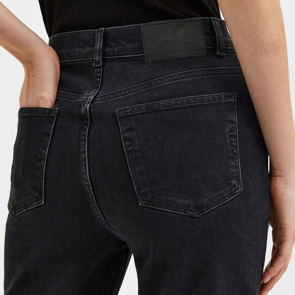 Selected Femme Marie Black Denim Straight Jeans - Jo & Co HomeSelected Femme Marie Black Denim Straight JeansSelected Femme